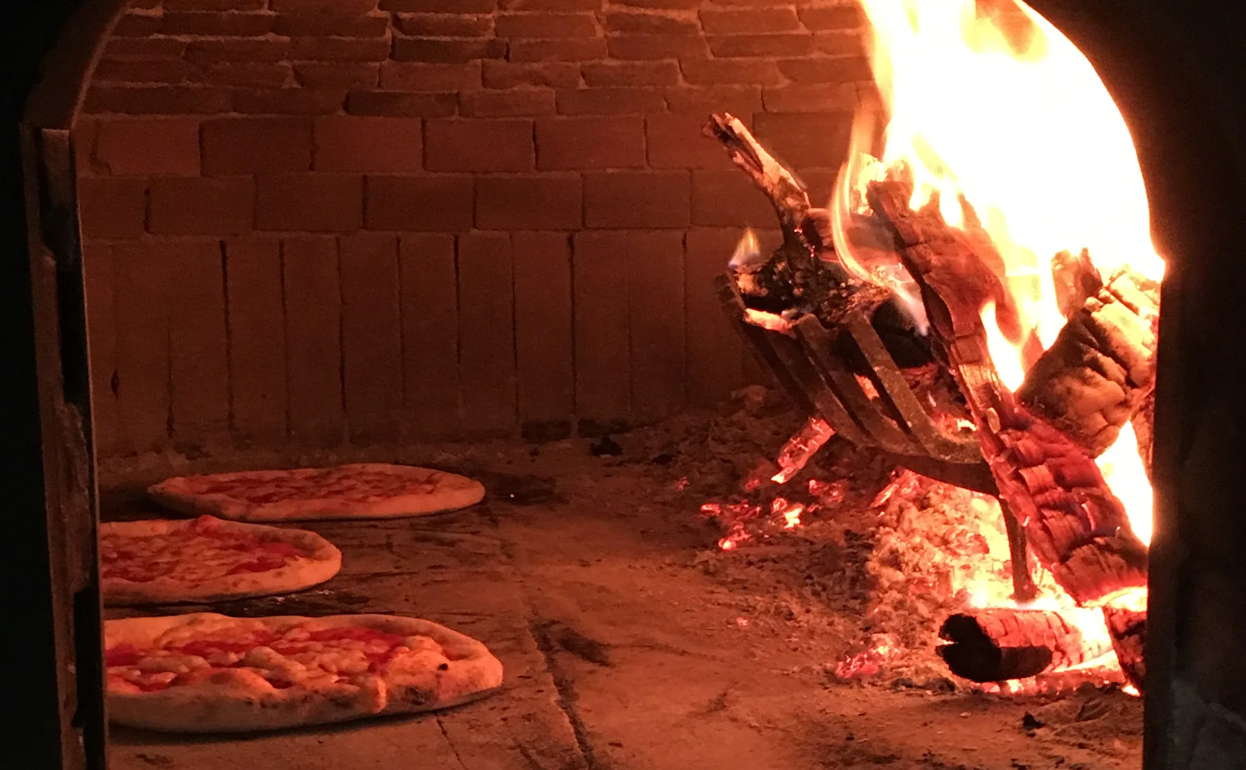 Wood-fired Pizza in Italian home - 1000260