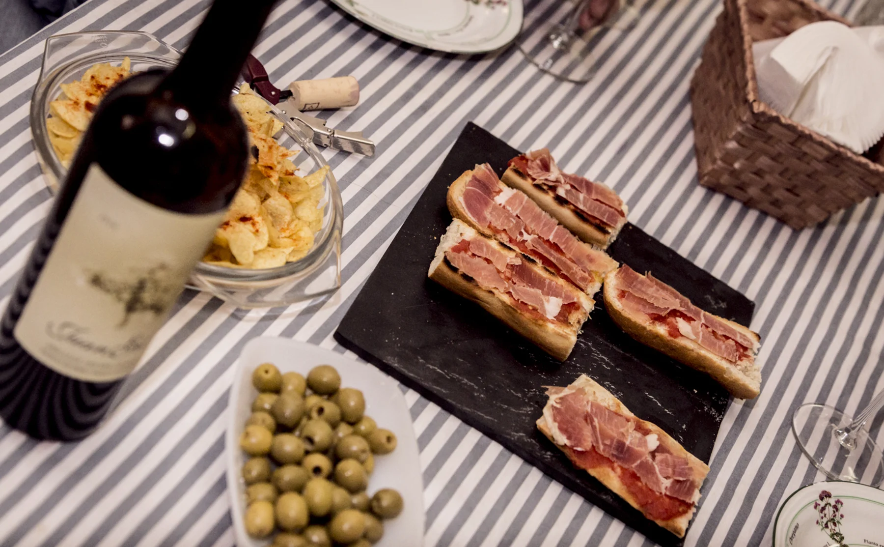 Morning gourmet tasting: ham, cheese, olive & olive oil  - 1181125