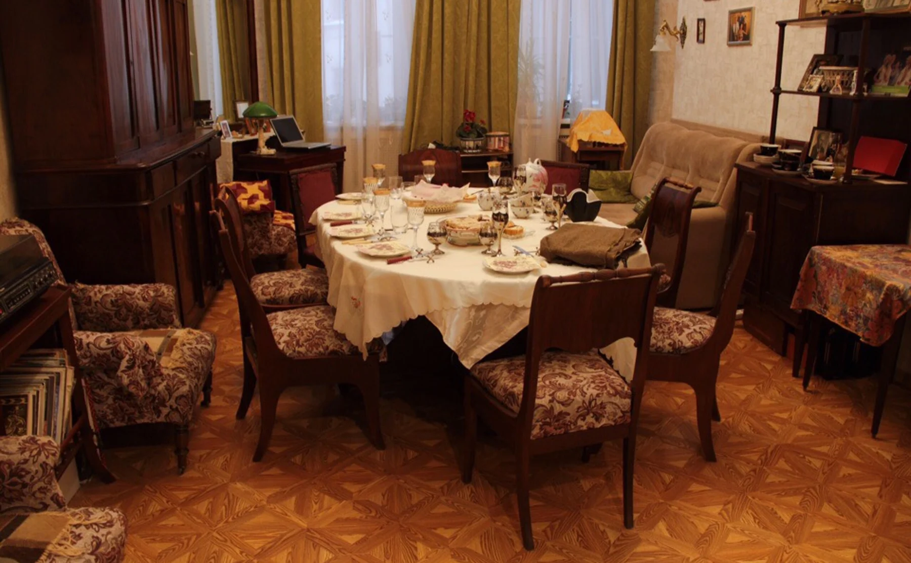 Russian Dinner in a Traditional St. Petersburg Apartment - 1198034