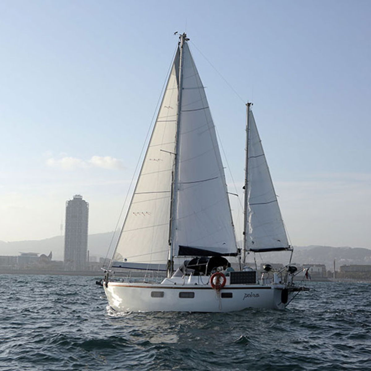 Evening sailing tour with tapas and drinks in Barcelona