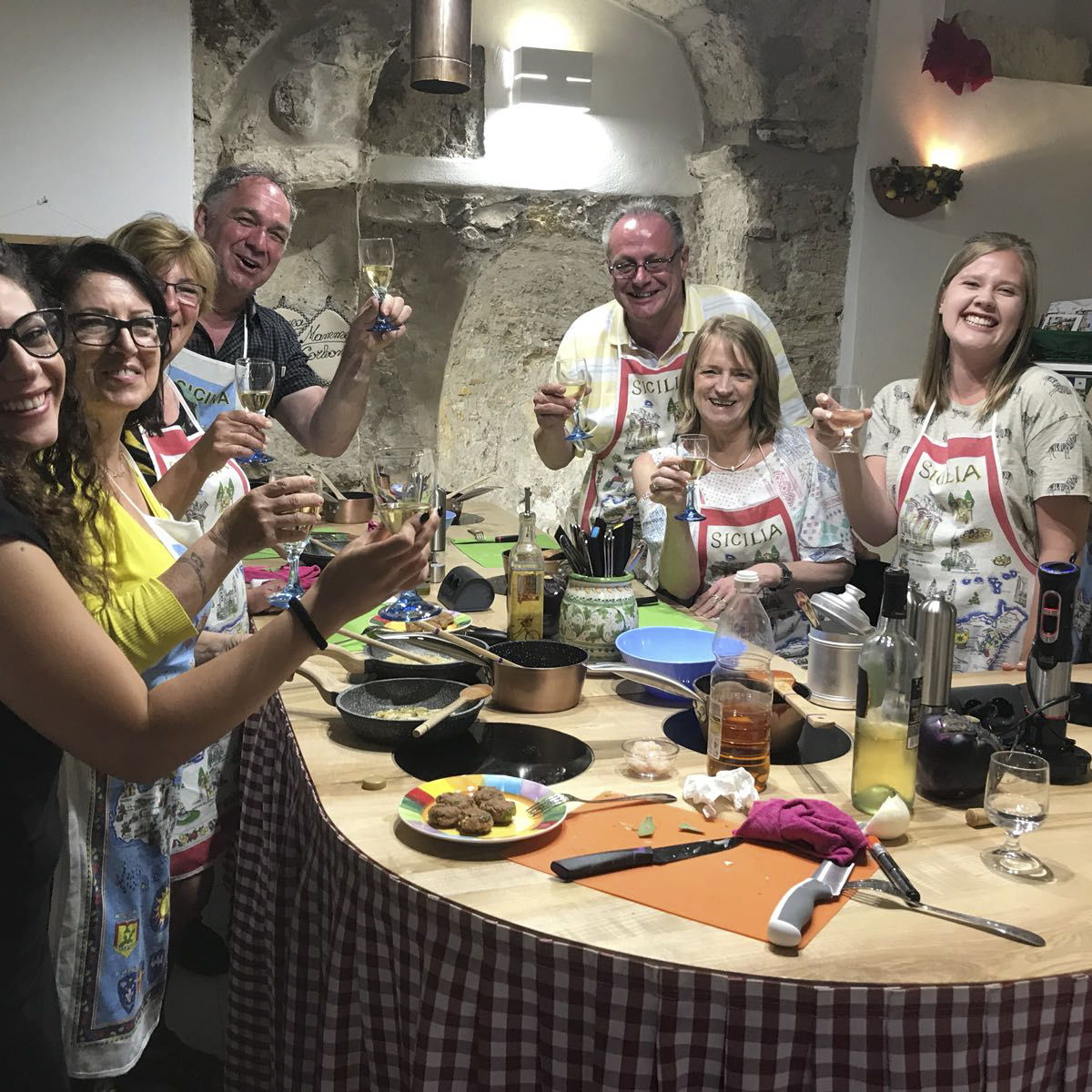 Afternoon pasta cooking class with a Mamma in Palermo