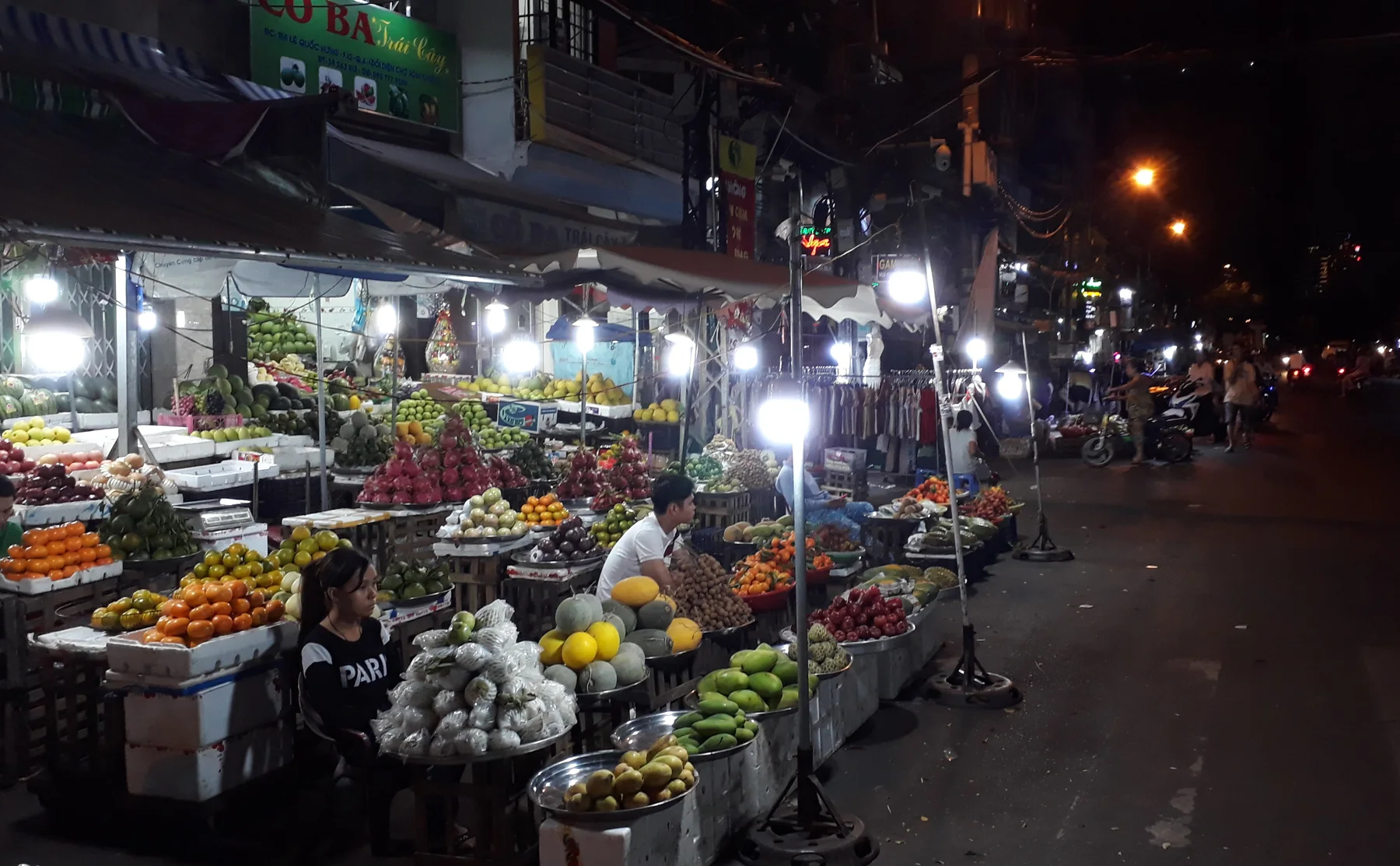 Walk Around The Markets Of Ho Chi Minh City By Night - 1330813