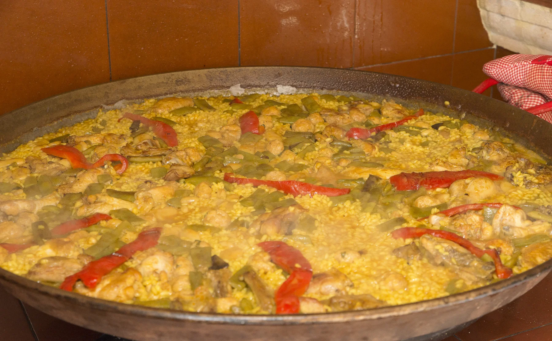 On Sunday the valencian people eats paella, and you? - 1374936