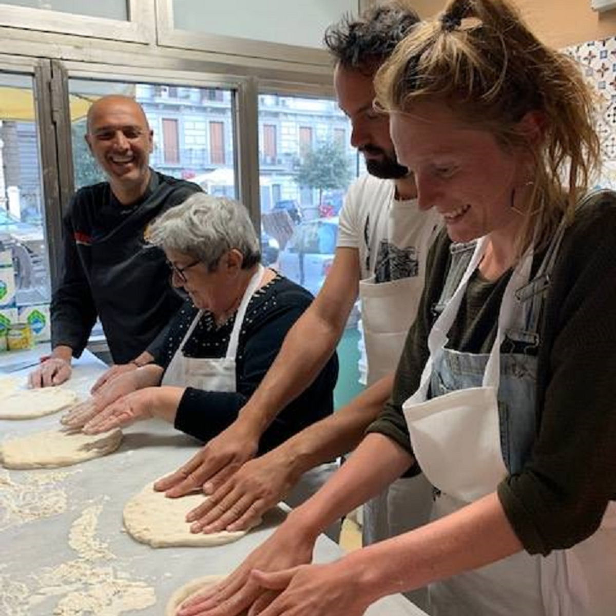 Pizza making class and Lunch in a real Neapolitan pizzeria