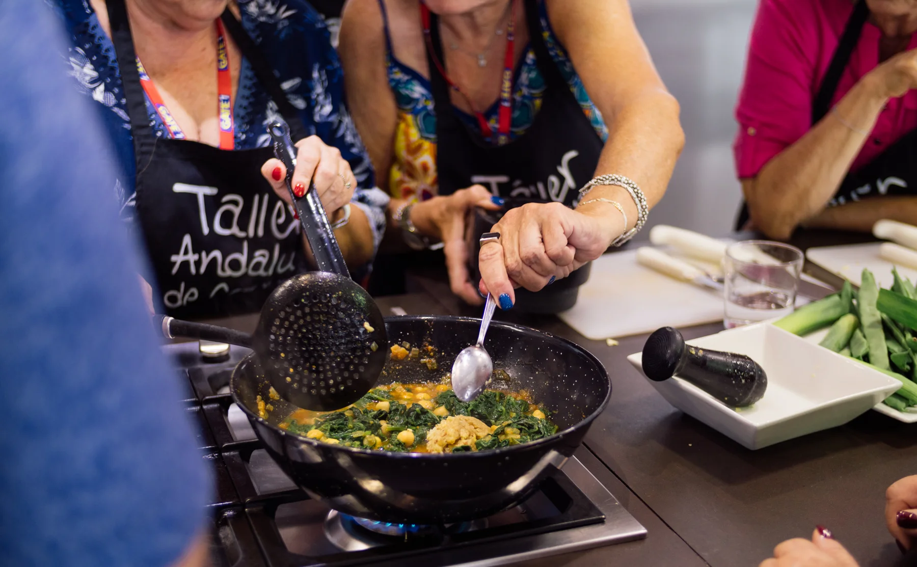 Interactive Spanish cooking class and dinner in Triana market  - 1405335
