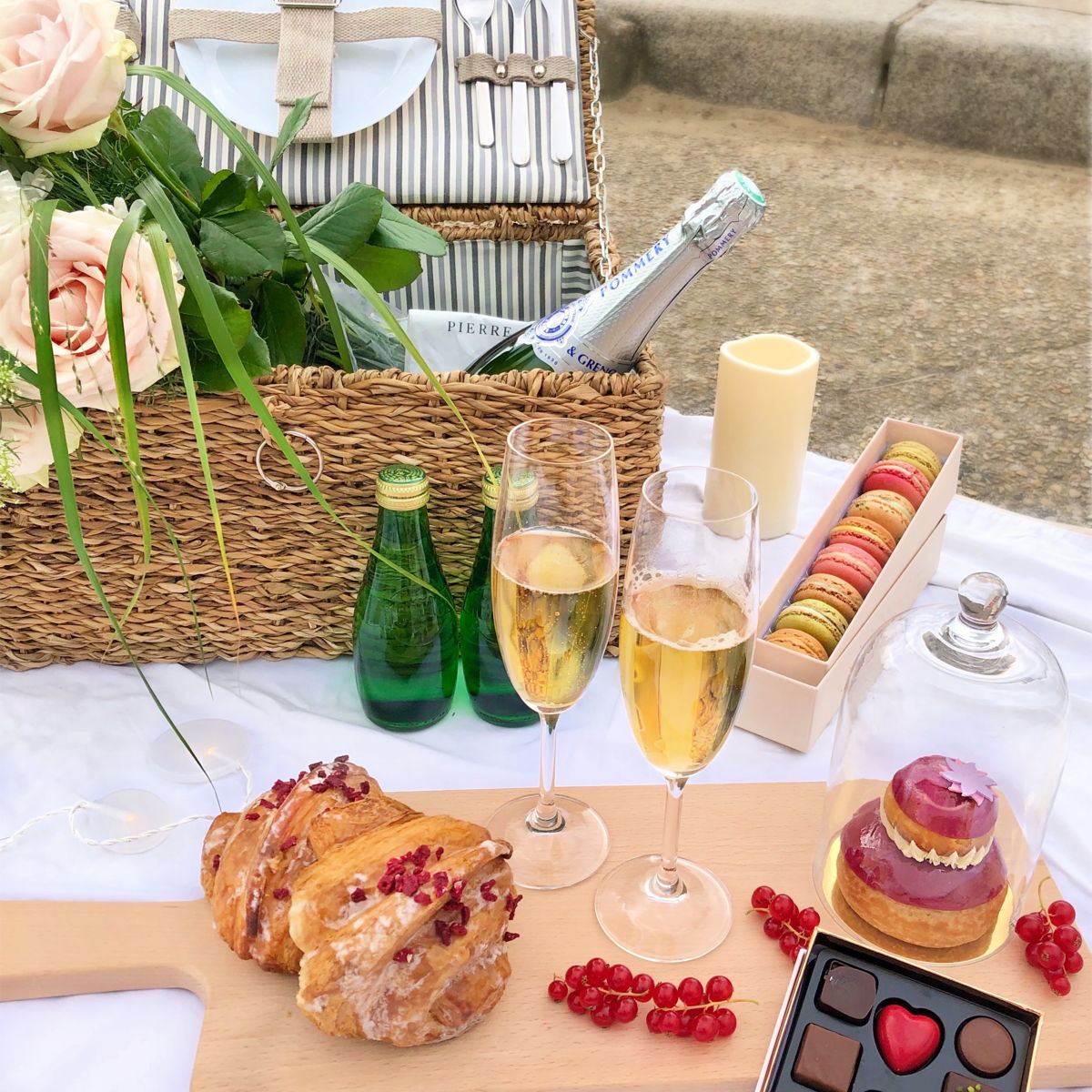 The most romantic Parisian picnic