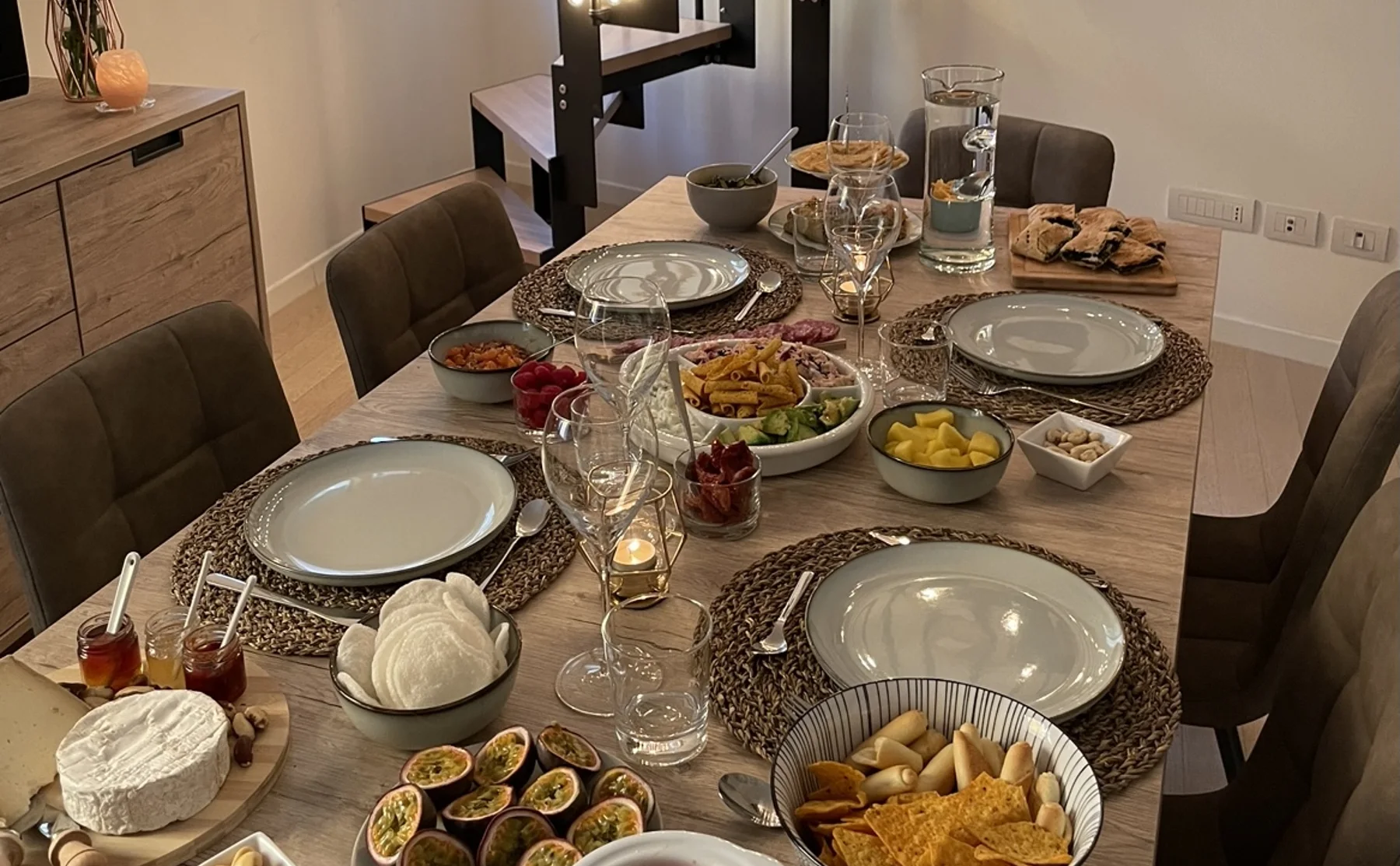 Cena in una tipica casa di ringhiera sui Navigli - 1462218