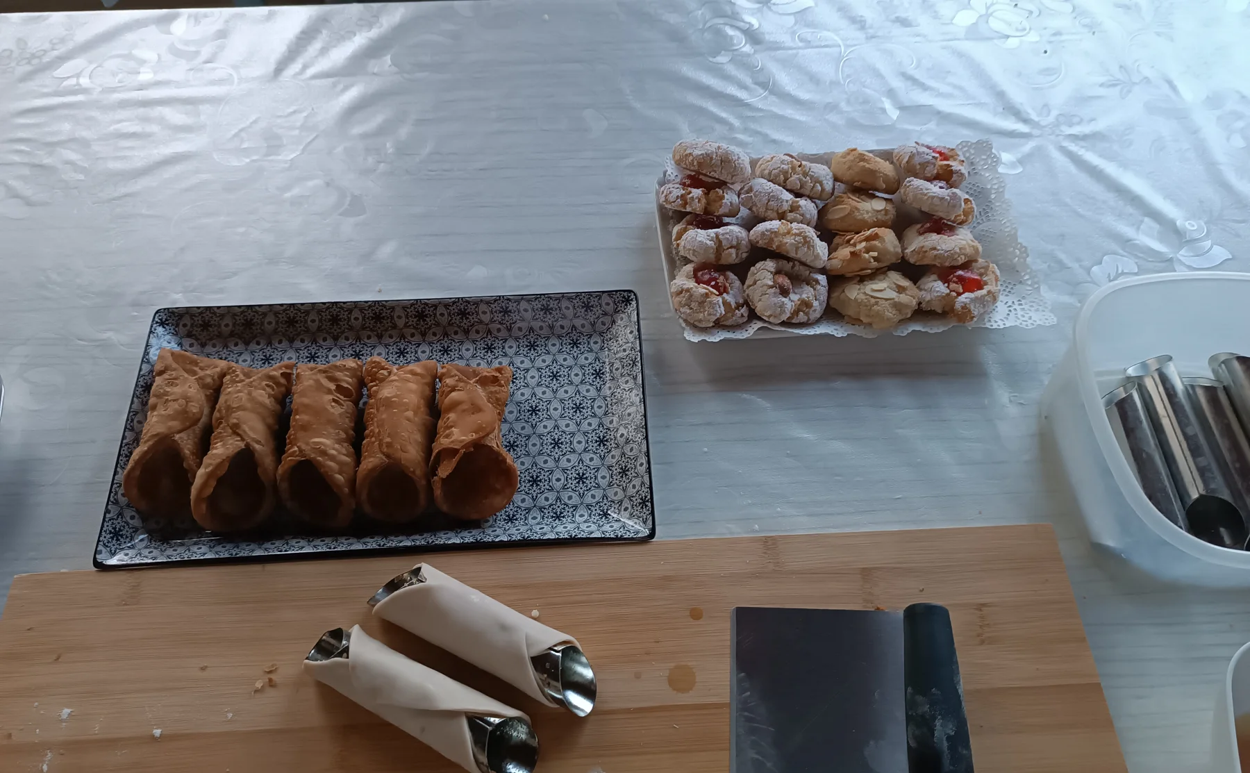 The Cannoli and almond biscuits - 1508680