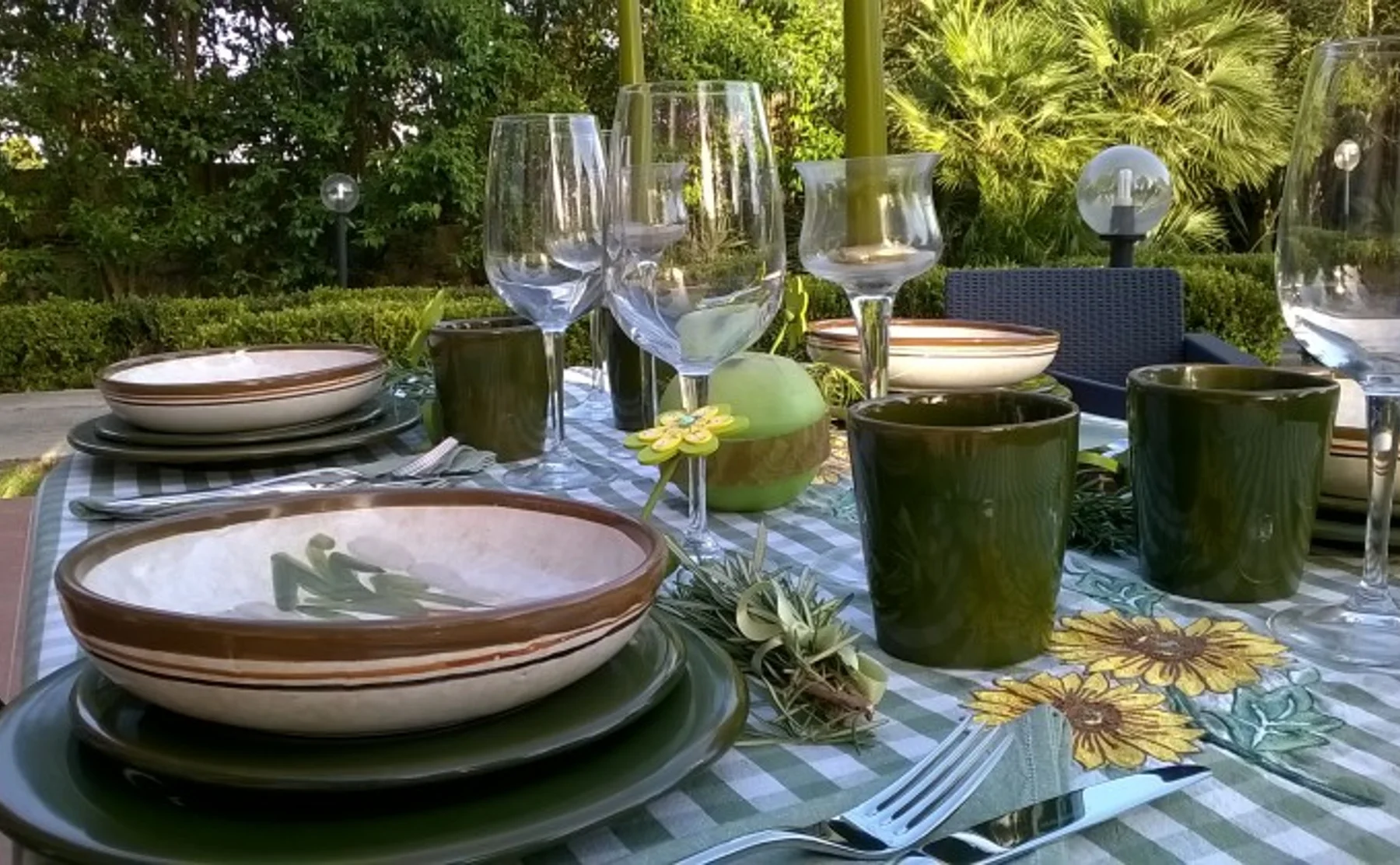 Typical Sicilian dinner in a Siracuse garden  - 1534131
