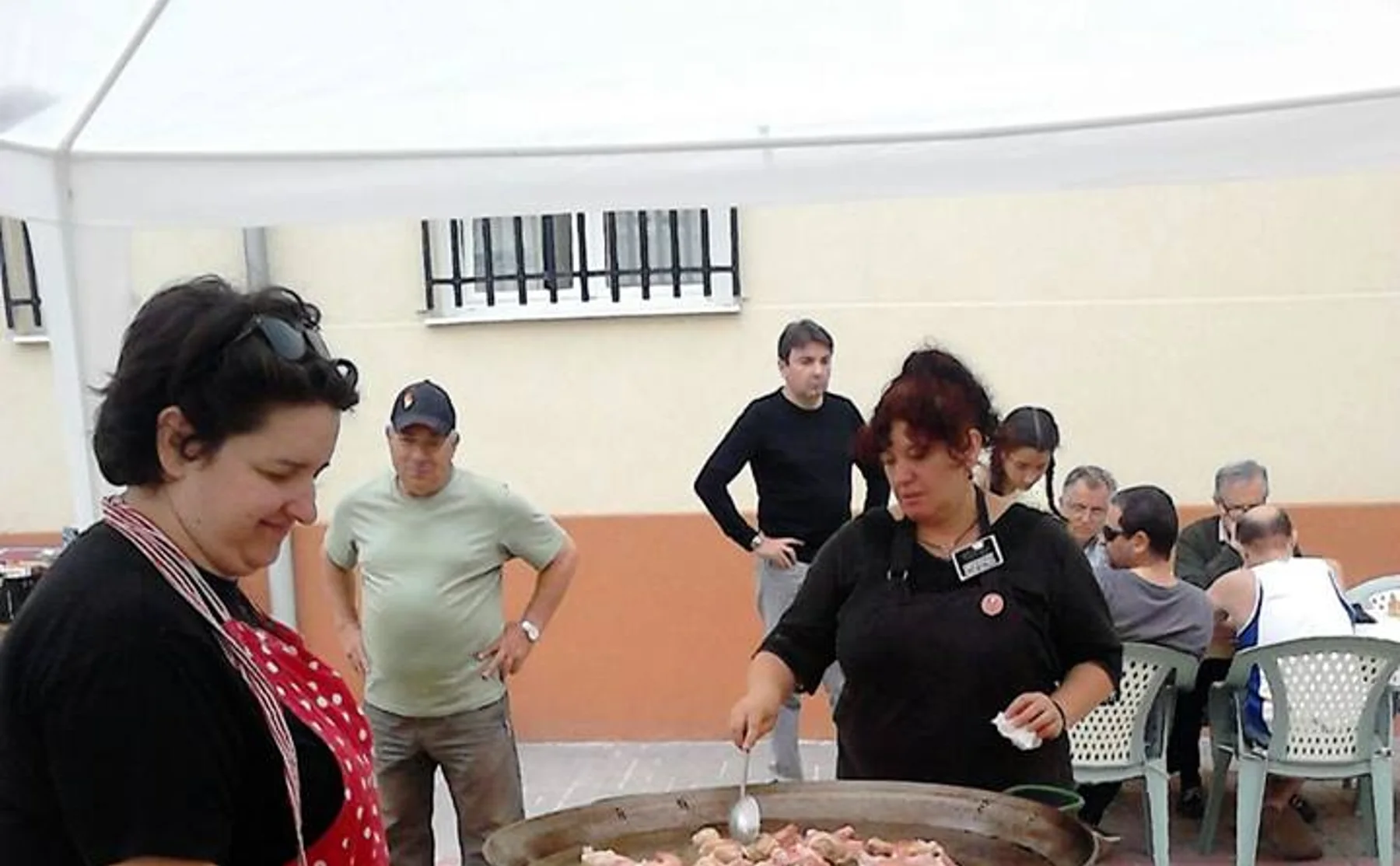 Authentic chicken or vegan Paella cooking class and lunch in Madrid - 380902
