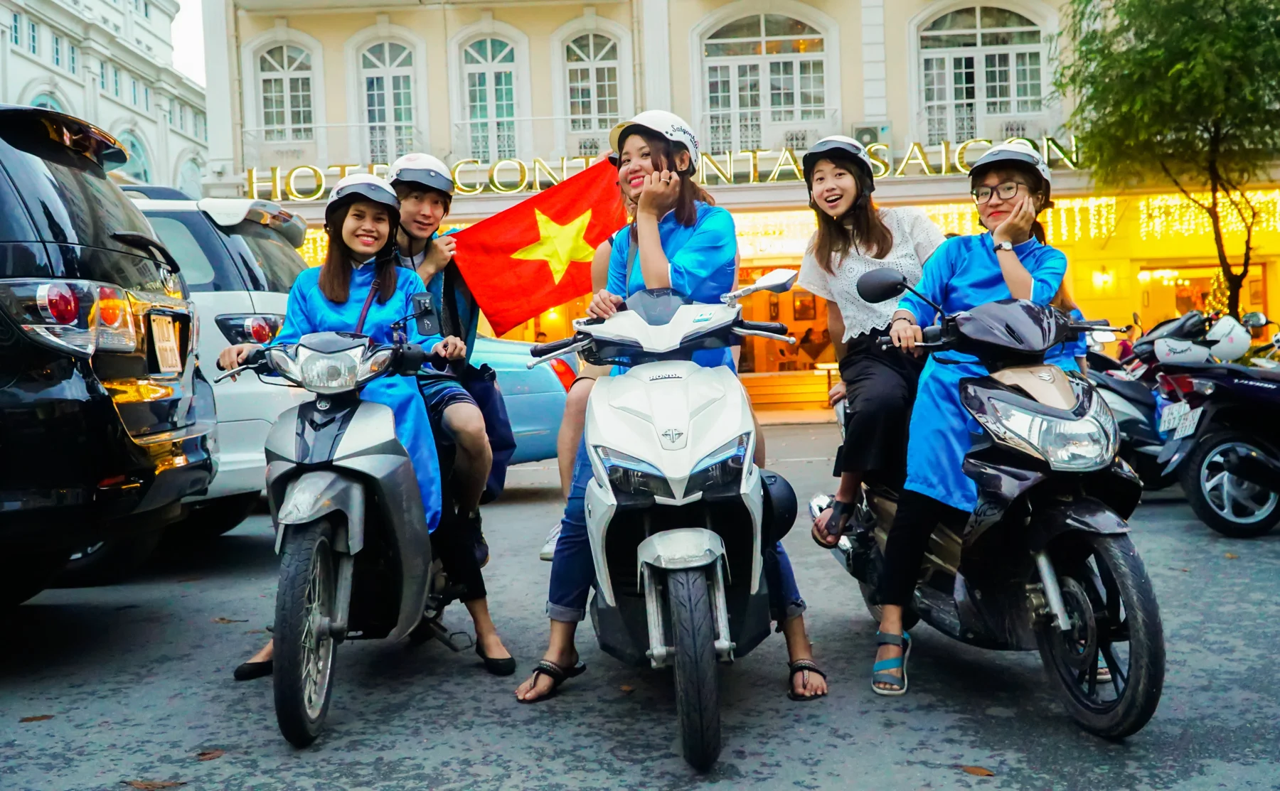 Join A Gang Of Motorcycle Girls On A Tour Of Ho Chi Minh City - 944033