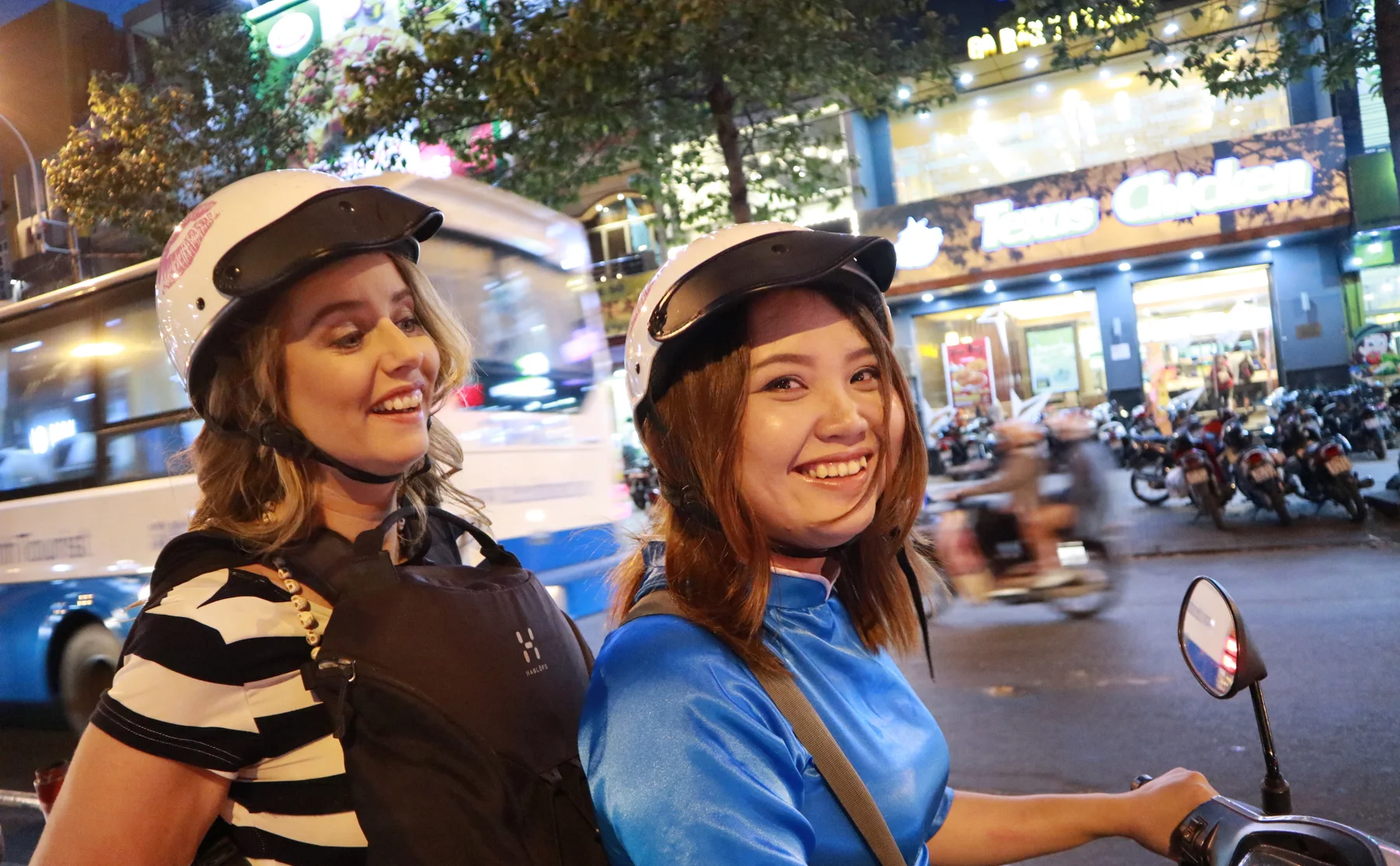 Join A Gang Of Motorcycle Girls On A Tour Of Ho Chi Minh City - 944335